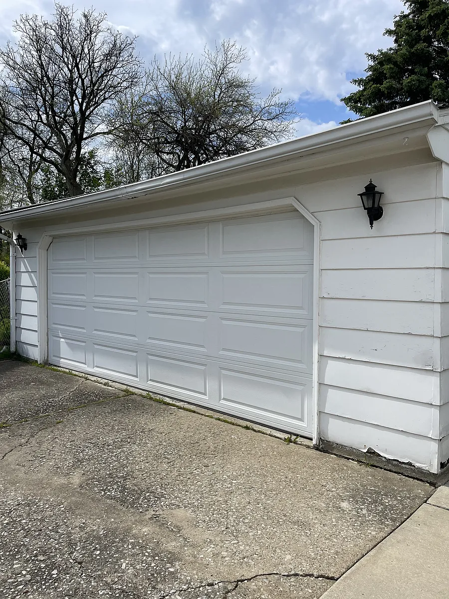 Large 2 car garage - Willow Ln
