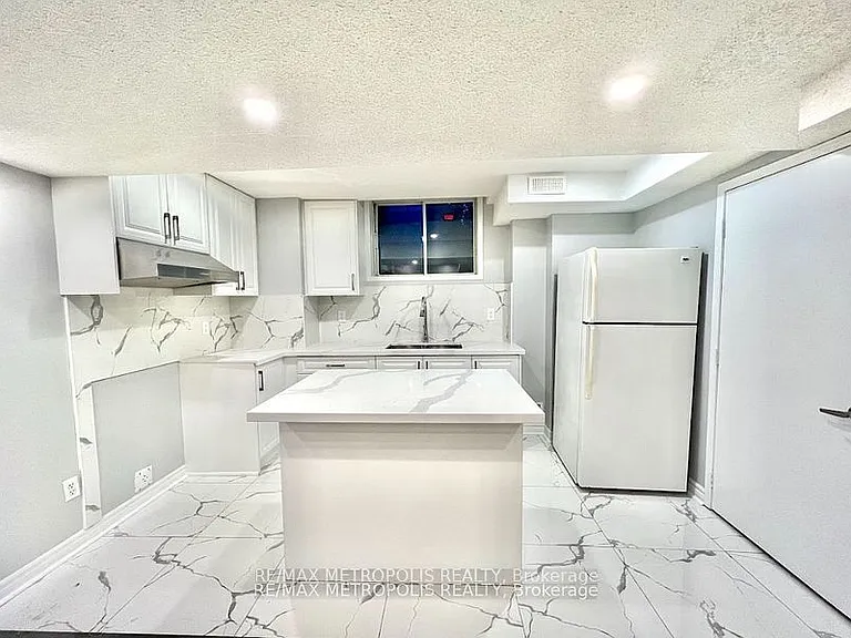 312 McLevin Ave #BASEMENT — Photo 4