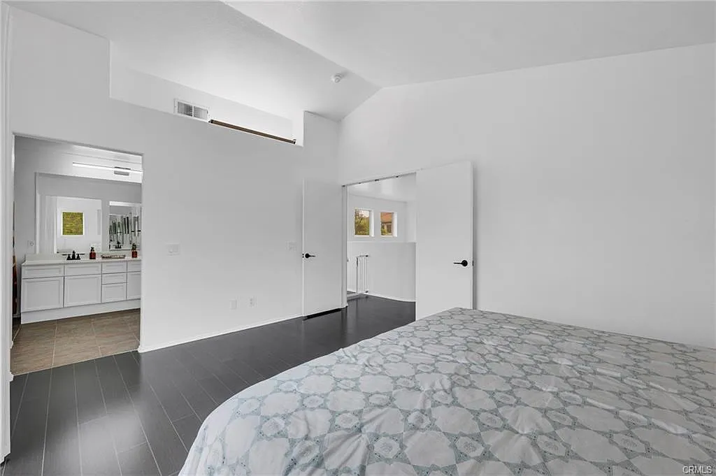 3 bed, 2.5 bath, 1705 sqft, $4,200 — Photo 3