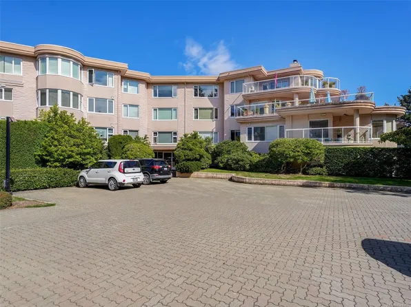 2829 Arbutus Rd #3105, Saanich, BC V8N 5X5