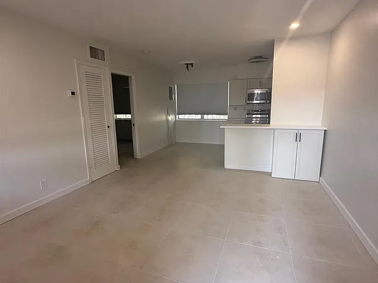 2725 Middle River Dr #11 — Photo 3