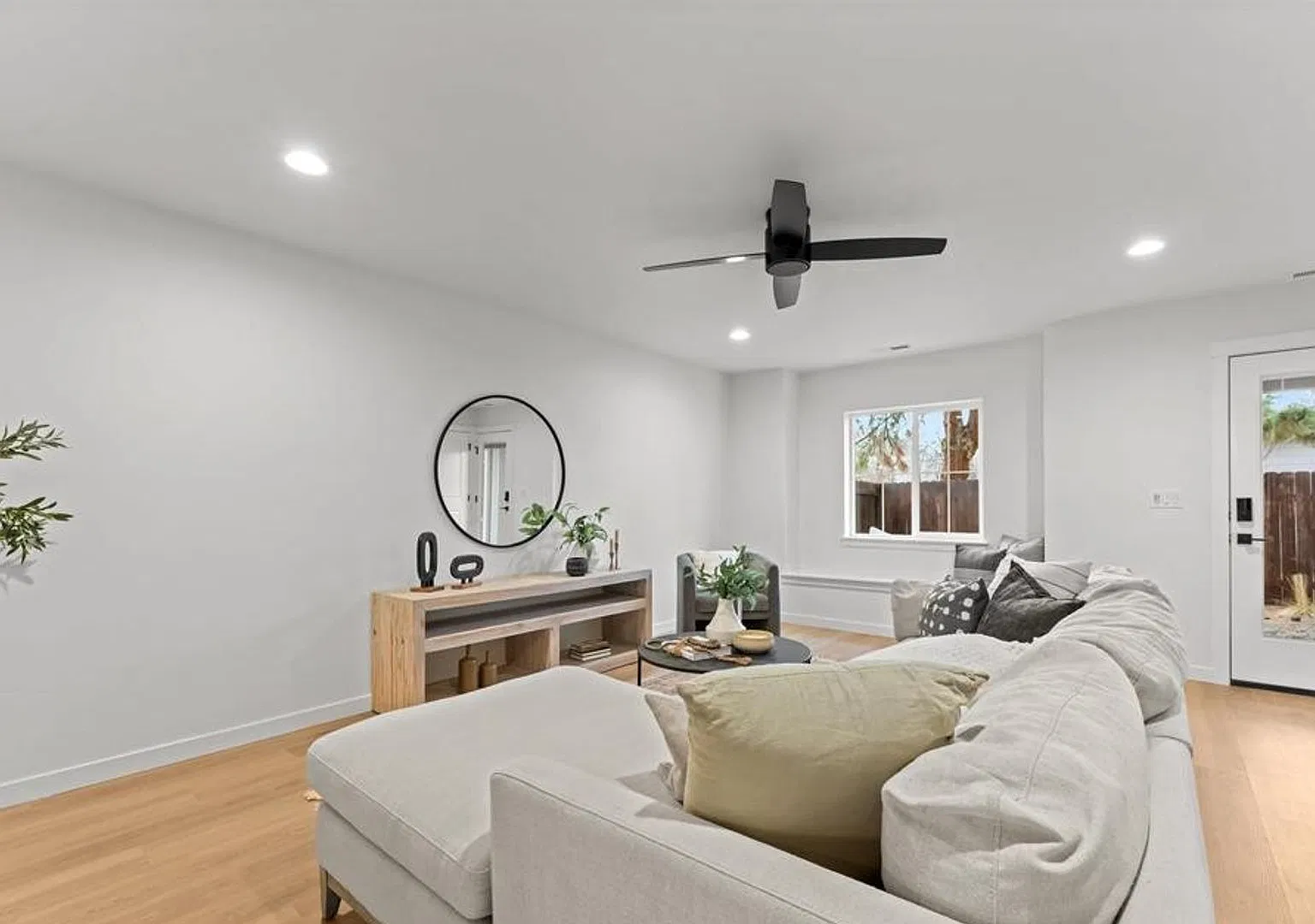 Modern 3 Bedroom-Close to Downtown and BSU! — Photo 3