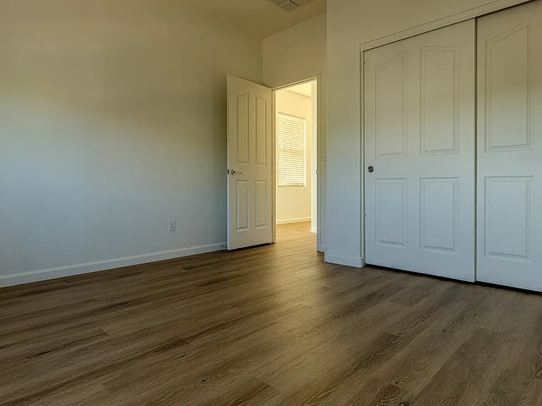 2051 E Carla Vista Dr — Photo 31