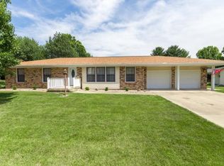 2219 Seneca Dr, Charleston, IL