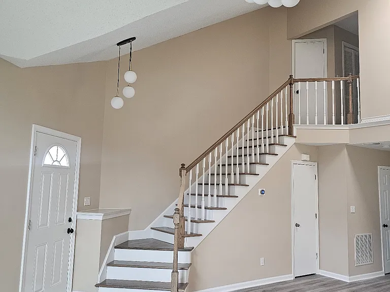 1228 Warwick Dr — Photo 3