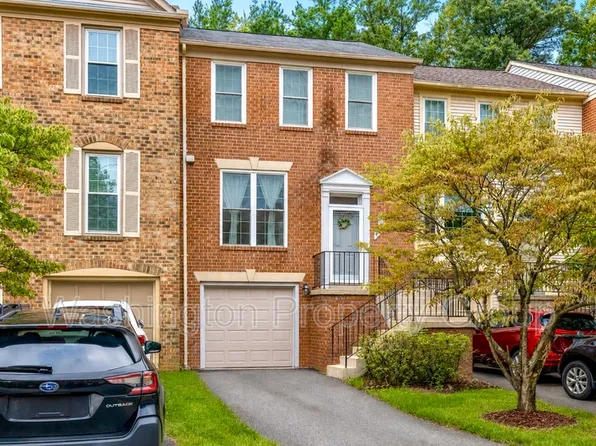 4267 Fox Lake Dr, Fairfax, VA 22033