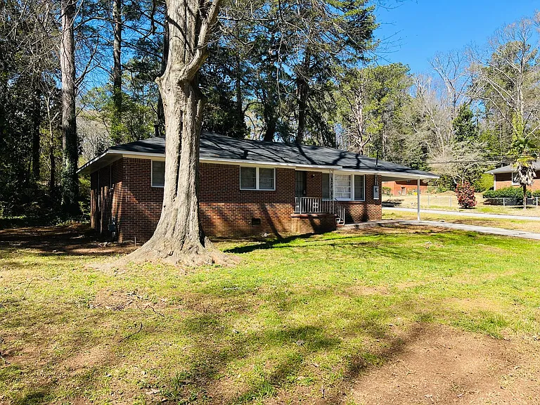 2673 Fairlane Dr SE — Photo 2