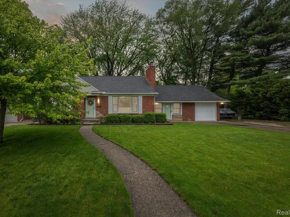 21925 Edgewood St, Saint Clair Shores, MI 48080