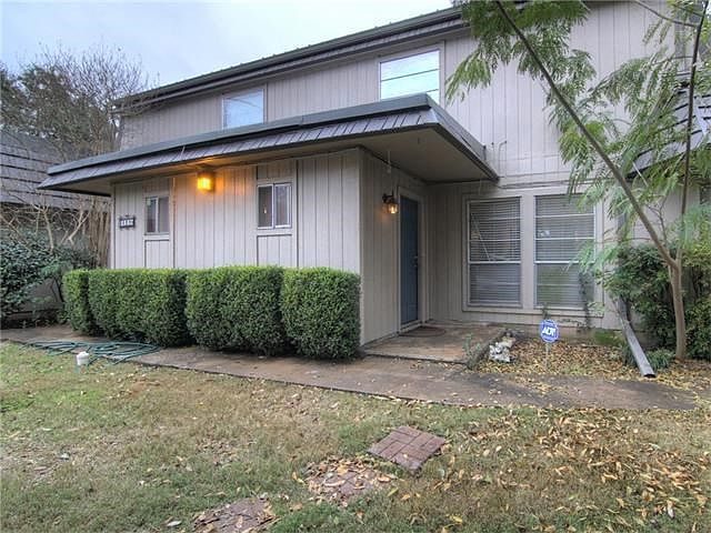702-C Castle Ridge Rd in EANES ISD offers amazing location, low Travis County property taxes and a lovely floor plan.
