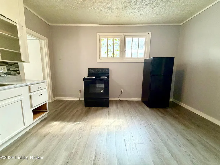 2411 Elliott Ave — Photo 5