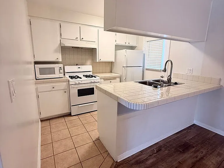 1827 Veteran Ave — Photo 6