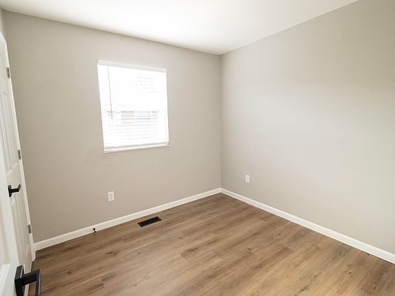 4th image of 467 Mayfield Sq E