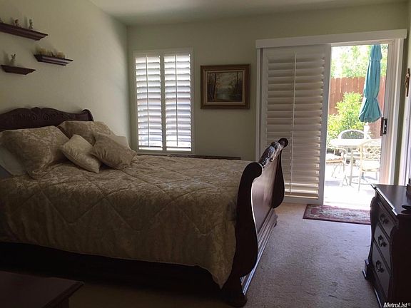 Come and relax in this Master Bedroom looking out the pation. Light and Brigt, vaulted ceiling and walk in closet. Spacious!