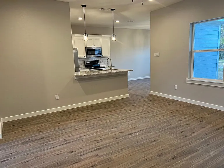 315 E College St — Photo 4