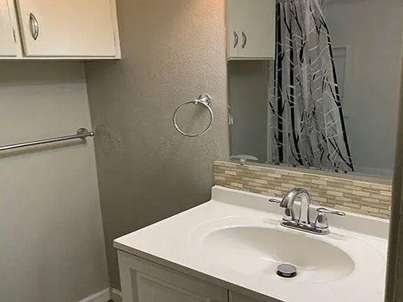 4th image of 418 NW 9th St