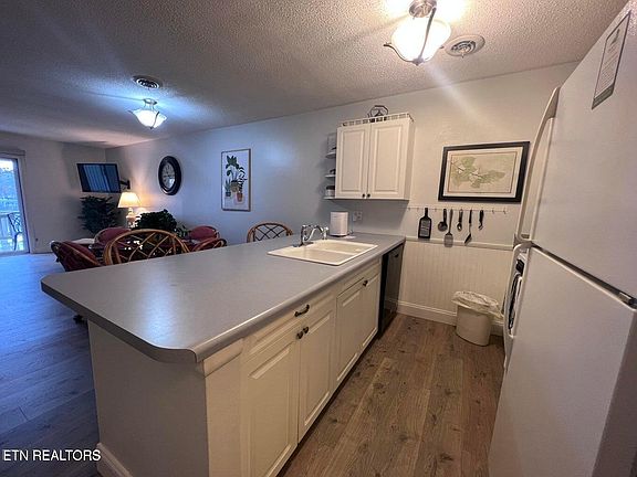3rd image of 6 Lakeshore Ct Unit 105