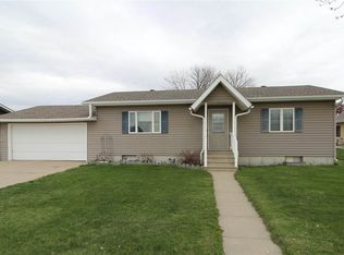 712 Broadway St, Holdrege, NE 68949