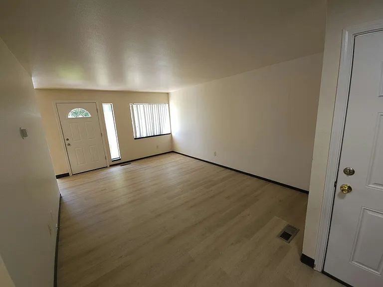2550 Lee St SE — Photo 2