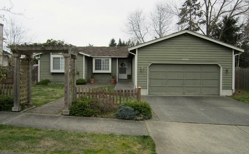 2020 Camas Ave NE photo 1