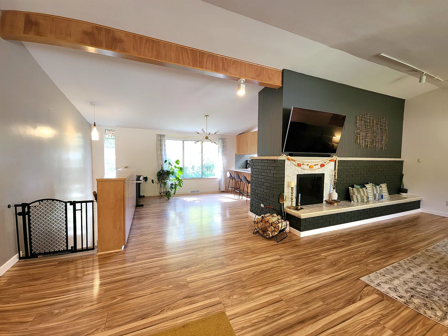 4 bed, 2.0 bath, 1735 sqft, $2,300 — Photo 2