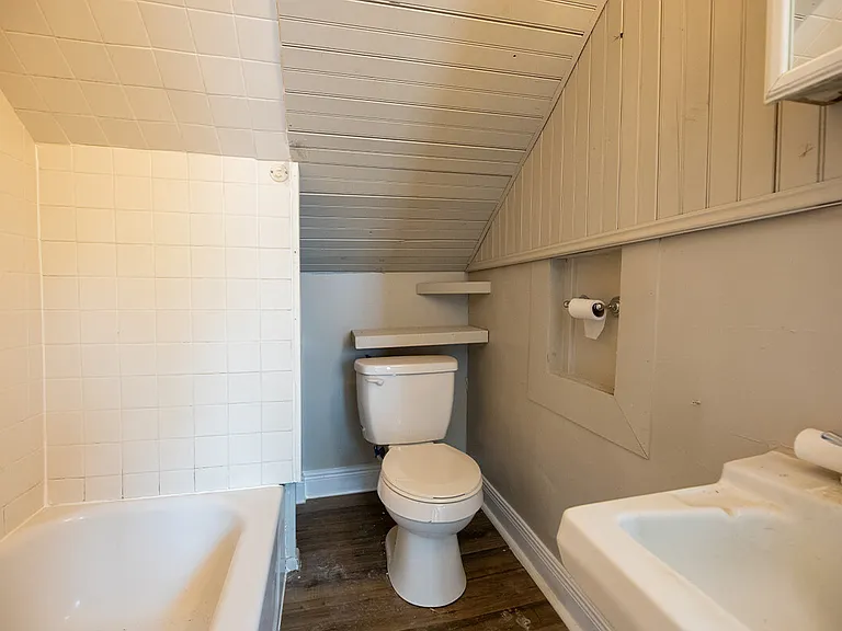 421-HODGES-STREET-BATHROOM_08022023