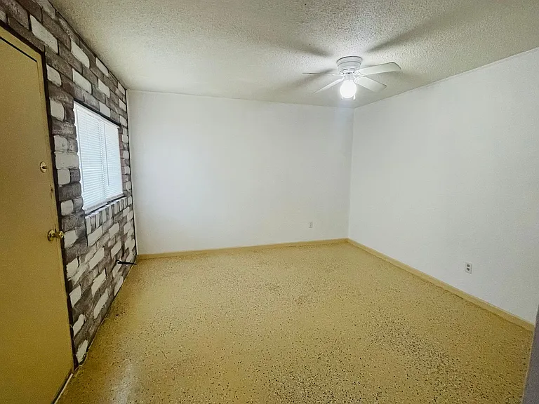 1222 W Date St — Photo 3