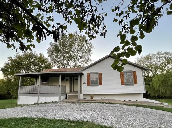 24200 S Tanaine Ln, Peculiar, MO 64078