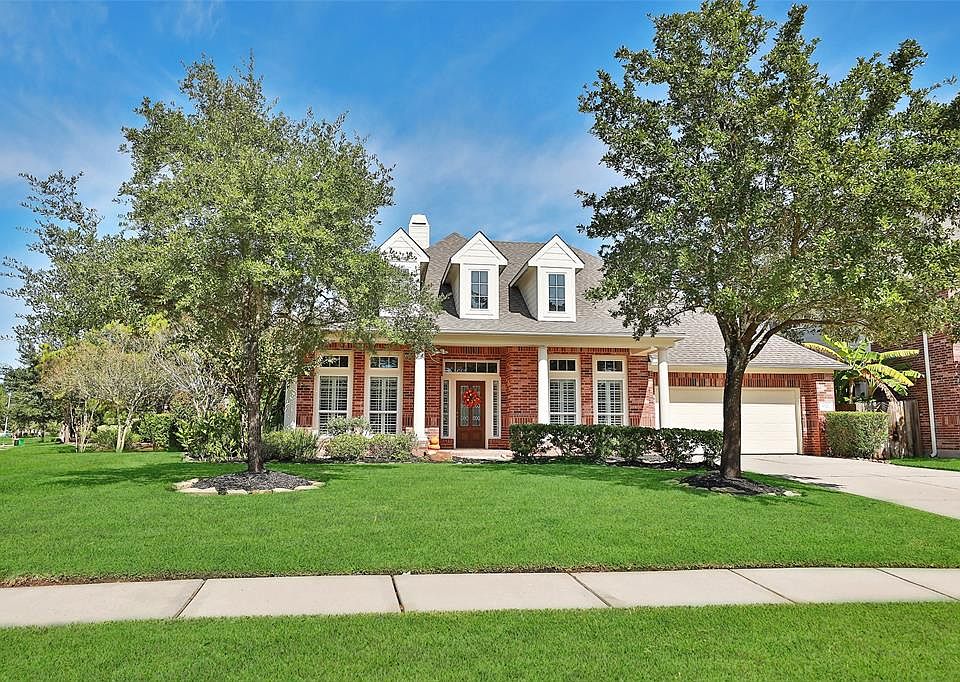 Amazing 4 Bedroom, 4 bath 1.5 story in Windrose