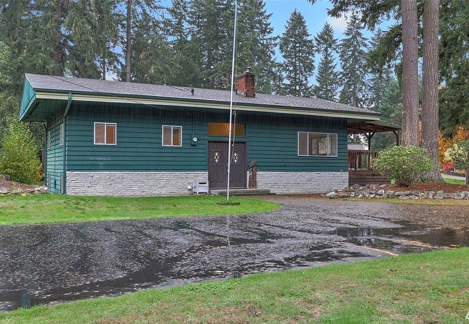 Easy access to the front of the home.  Rock accents and inviting entry.