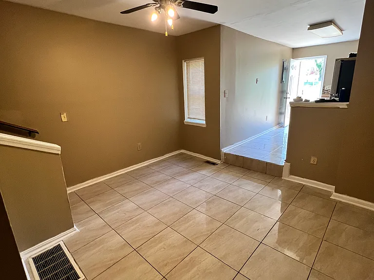 1433 N Fulton Ave — Photo 3