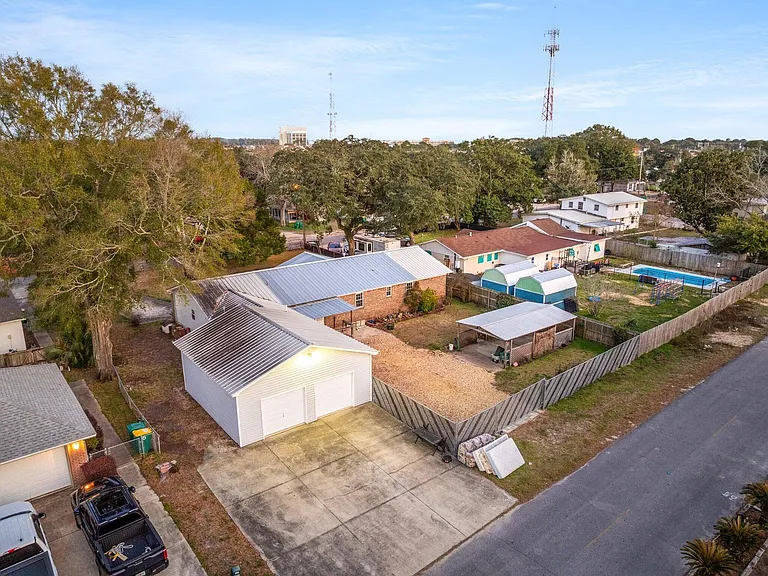 122 Beach Dr — Photo 45