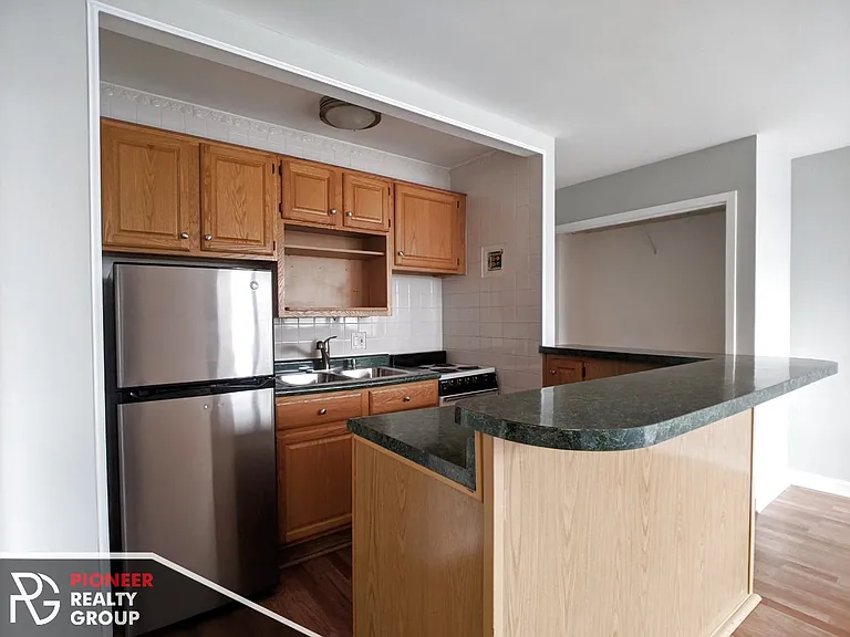 444 W Wellington Ave — Photo 5