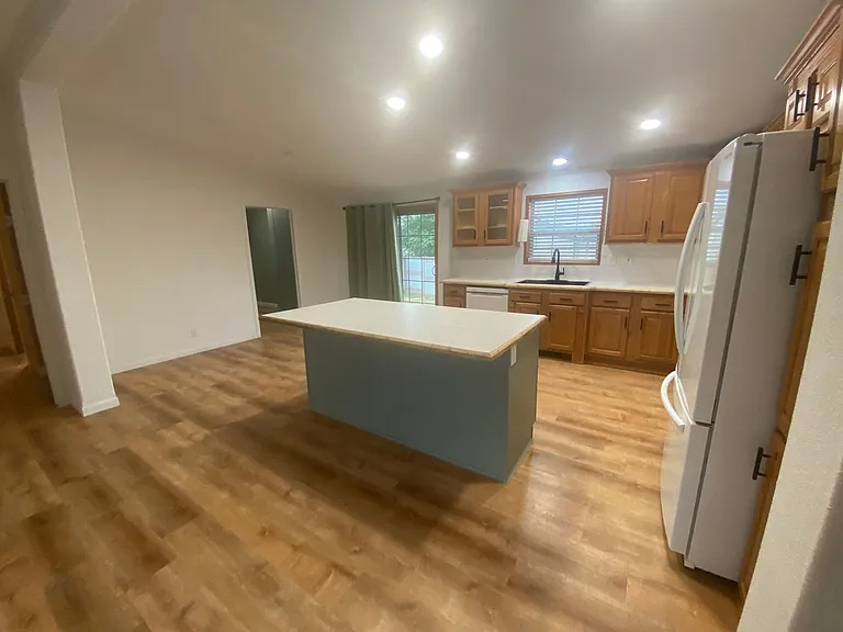 1027 Falls Creek Dr — Photo 3