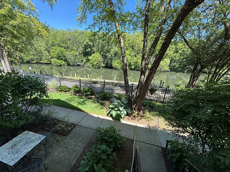 3237 N Talman Ave — Photo 38