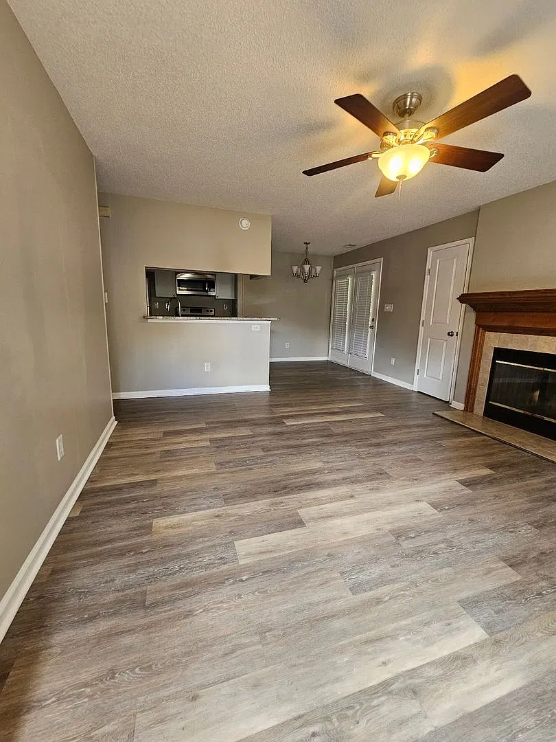 Beautiful Upgraded Condo located in Queensgate Condo — Photo 4