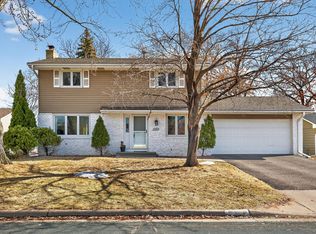1365 Pinewood Dr, Woodbury, MN 55125