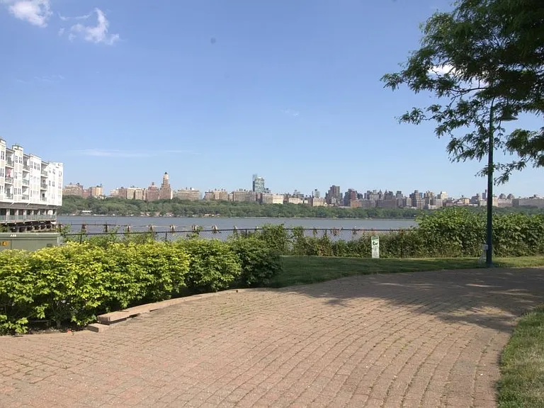 340 The Promenade — Photo 40