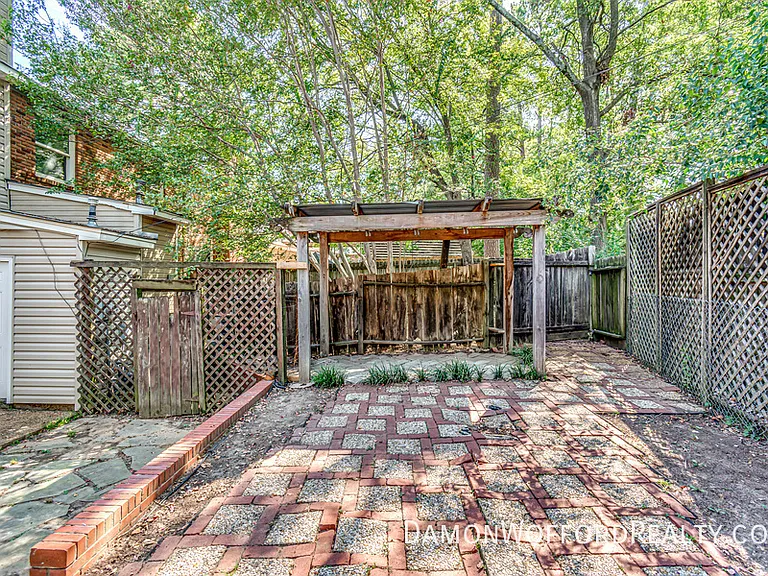 1435 Roxbury Ct — Photo 6