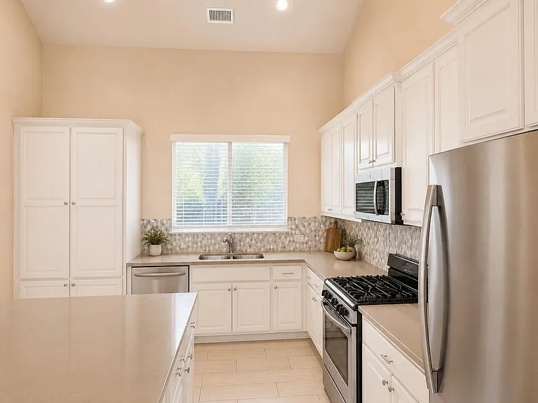 2413 Bowen St — Photo 4