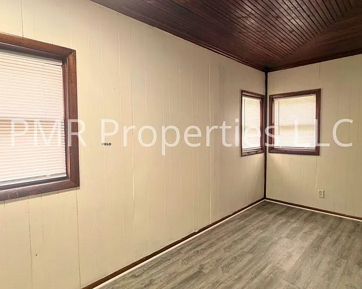 129 E Graham Ave — Photo 5