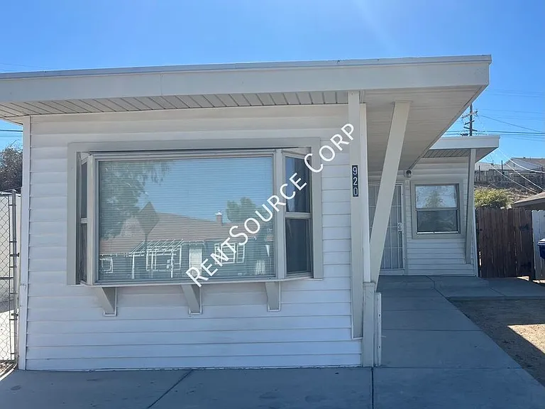920 Flora St — Photo 2