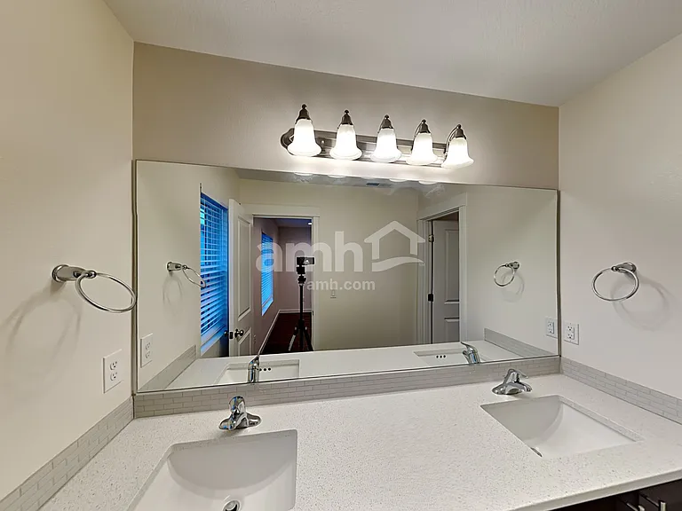 1318 NE 11th Ave — Photo 10