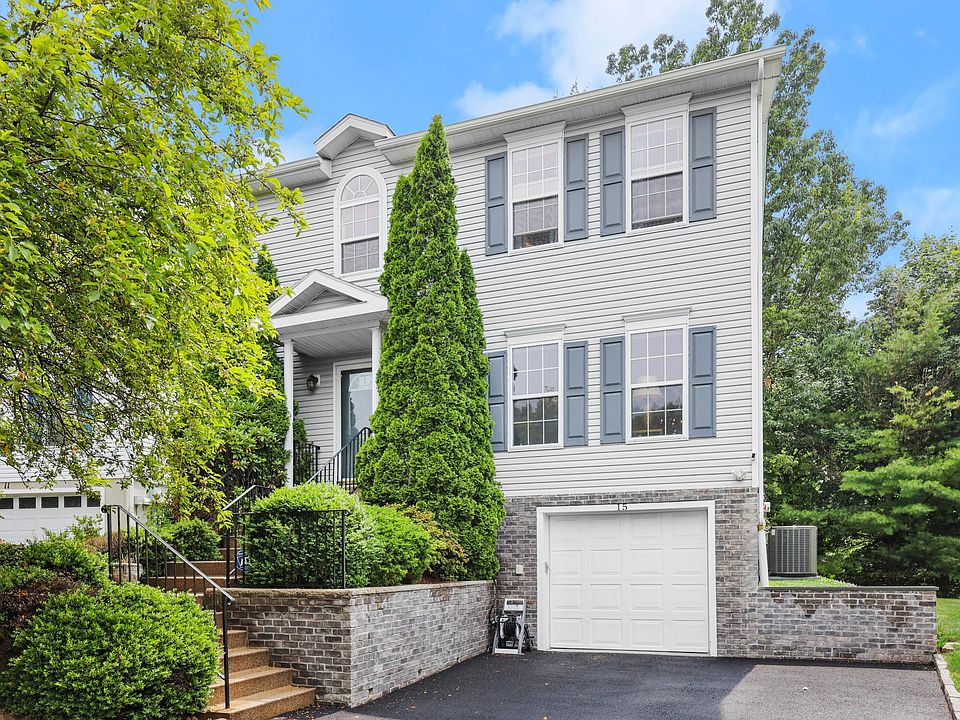 1st image of 15 Wimbledon Ct