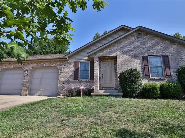 651 Wayne St, Carlyle, IL 62231