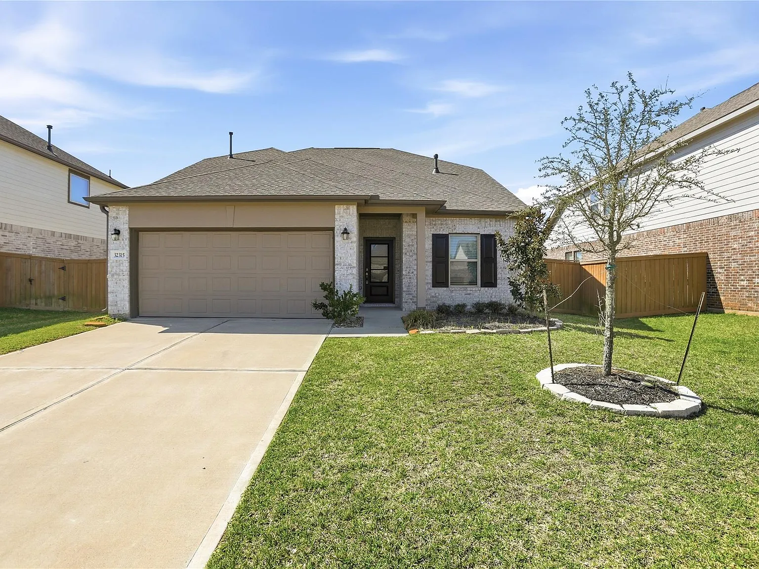 4 bed, 2.5 bath, 2219 sqft, $2,500 — Photo 2