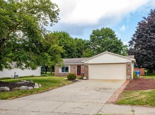 1123 Meadowlark Dr, Waterford, MI 48327