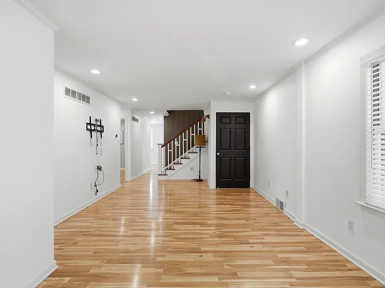 302 Yerkes St — Photo 9