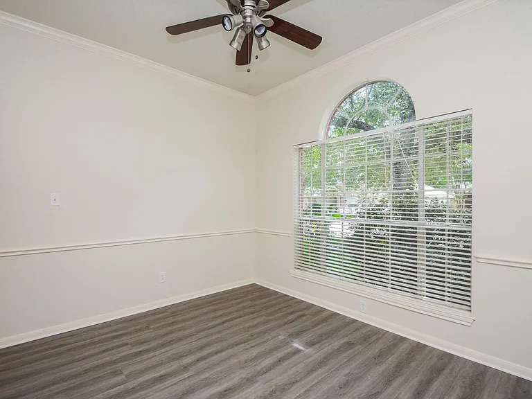 918 Tennyson Dr — Photo 4