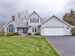 586 Whispering Pines Cir, Rochester, NY 14612