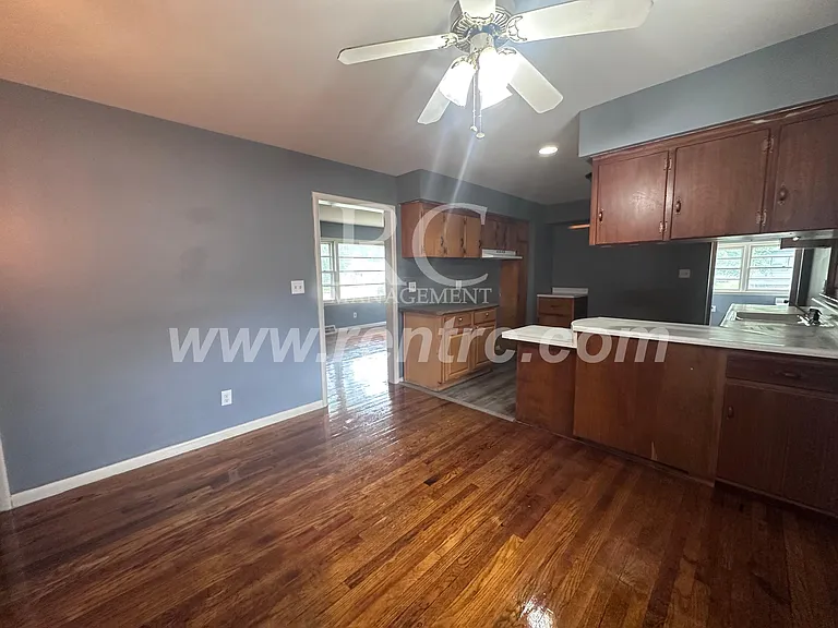717 W Columbia St #W — Photo 9